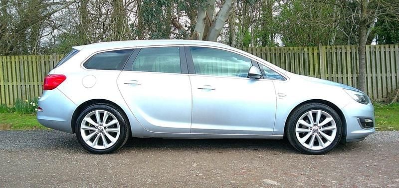 Used Vauxhall Astra Elite 163 HP (119 kW) 2014 Silver Estate