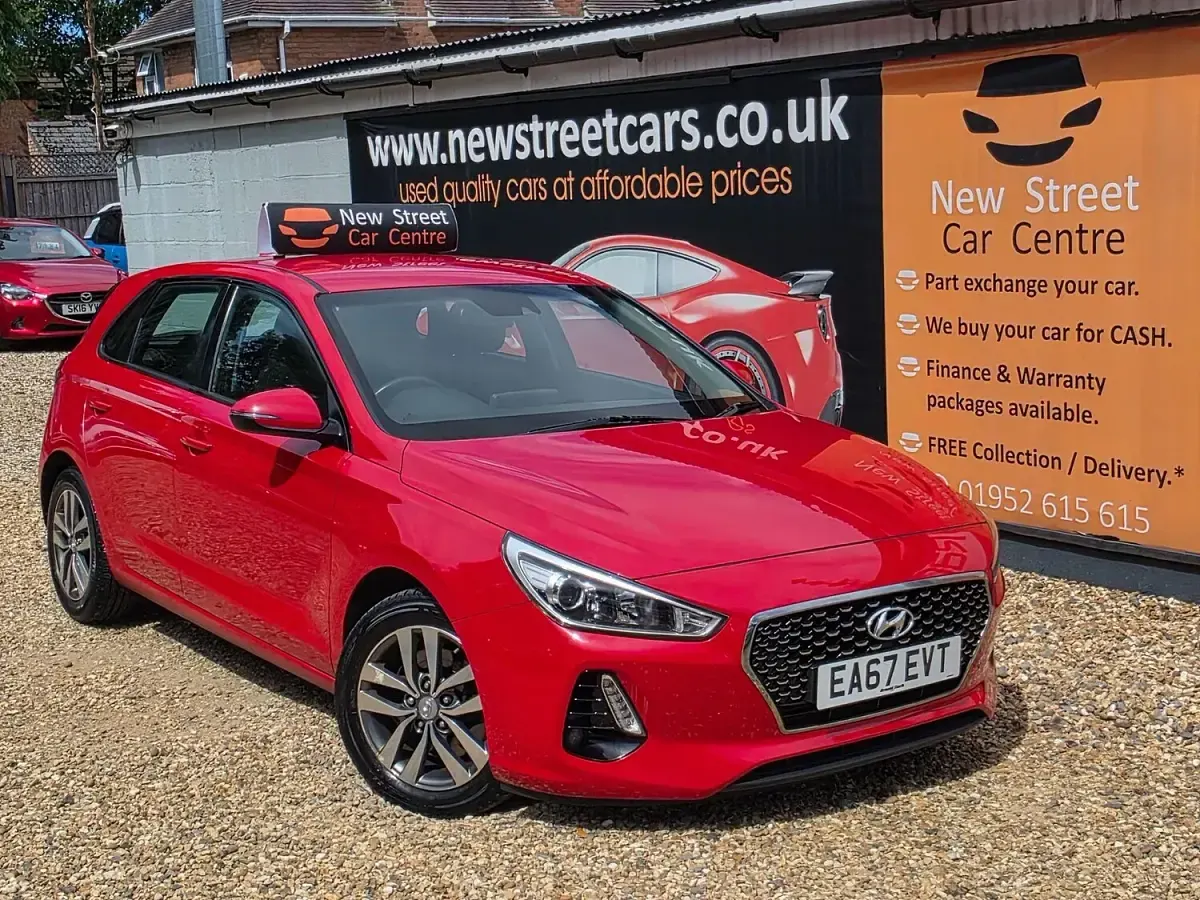 Used Hyundai i30 SE 110 HP (80 kW) 2017 Red Hatchback