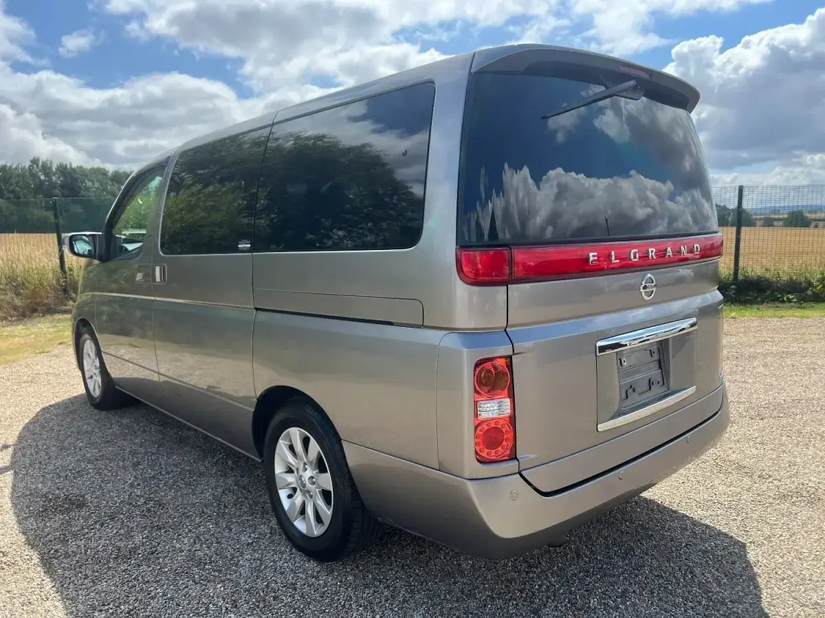 Used Nissan Elgrand 2010 Grey MPV