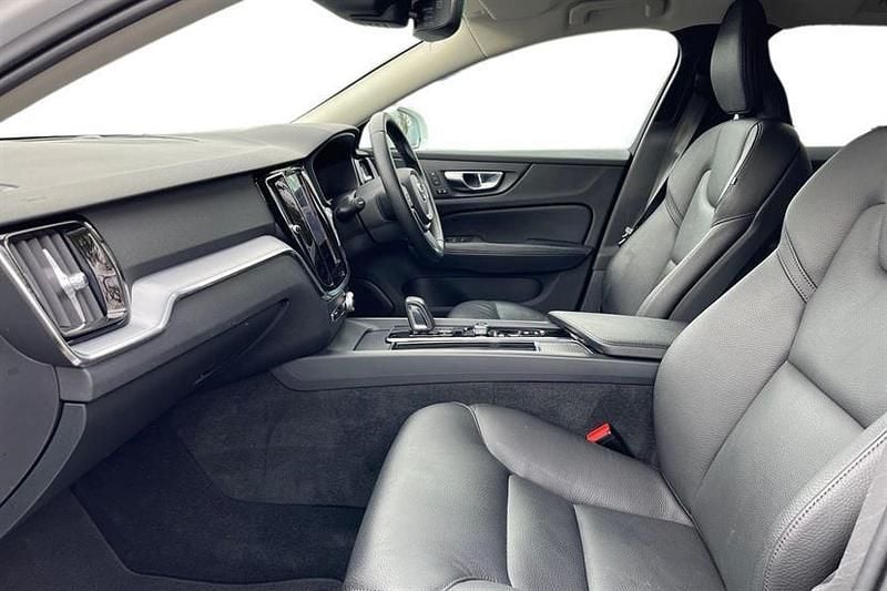 Used Volvo V60 Momentum 197 HP (144 kW) 2021 Ice white Estate