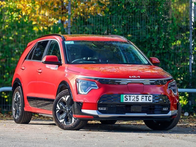 Metallic runway red New 2025 Kia e-Niro SUV | £26,498 (Fair price) - Image 1/4