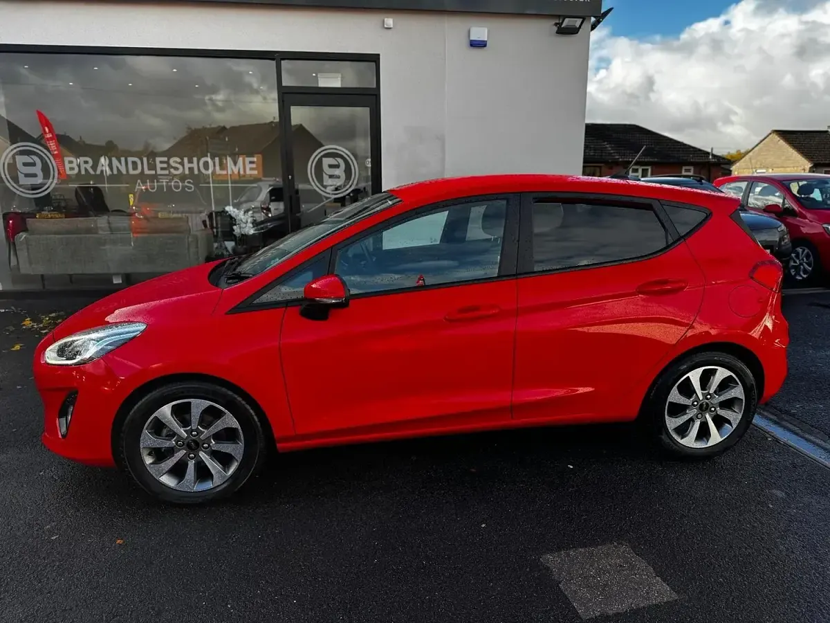 Usado Ford Fiesta Trend 95 CV (69 kW) 2020 Rojo Utilitario