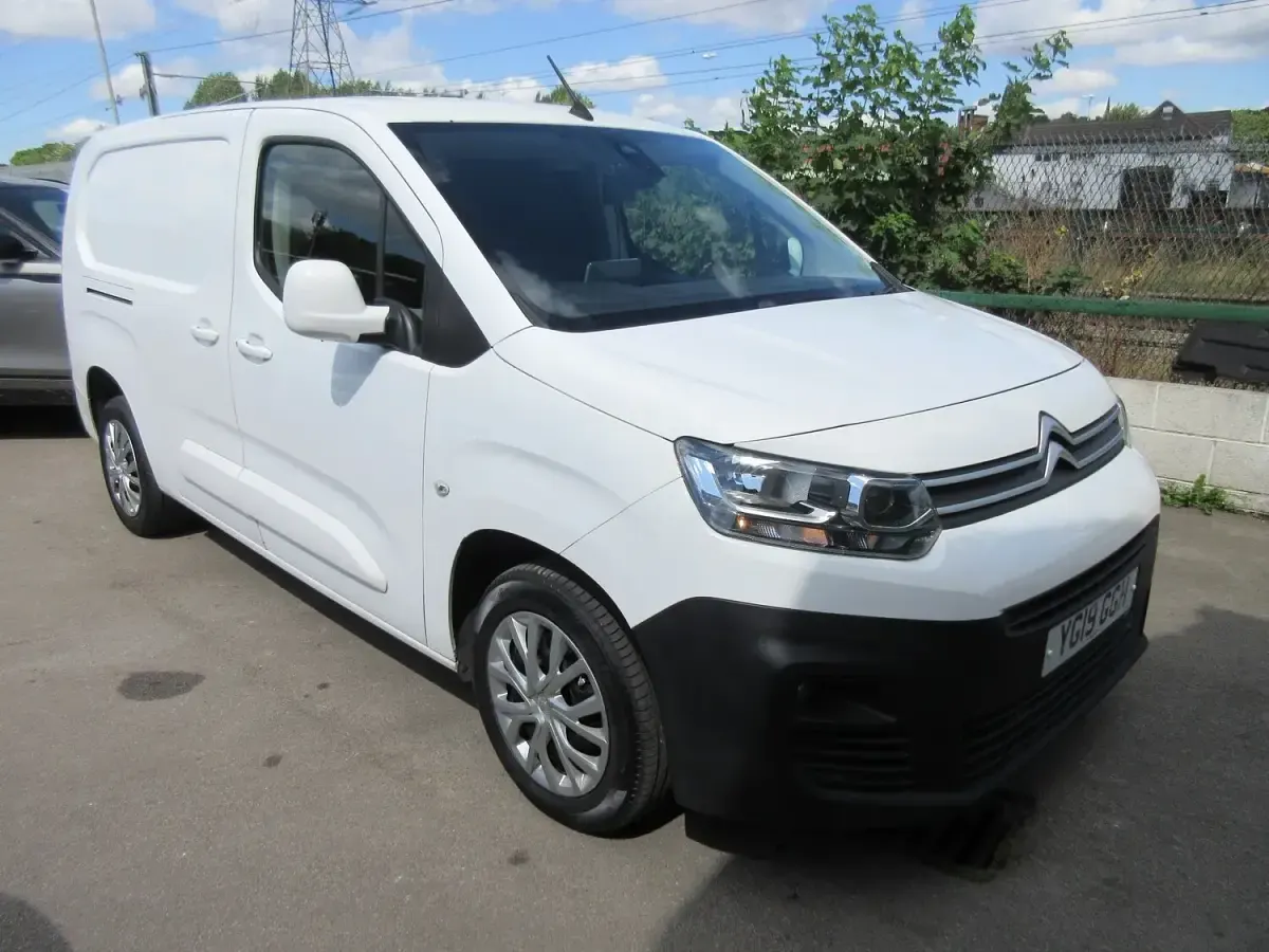 Used Citroën Berlingo Start 100 HP (73 kW) 2019 White MPV