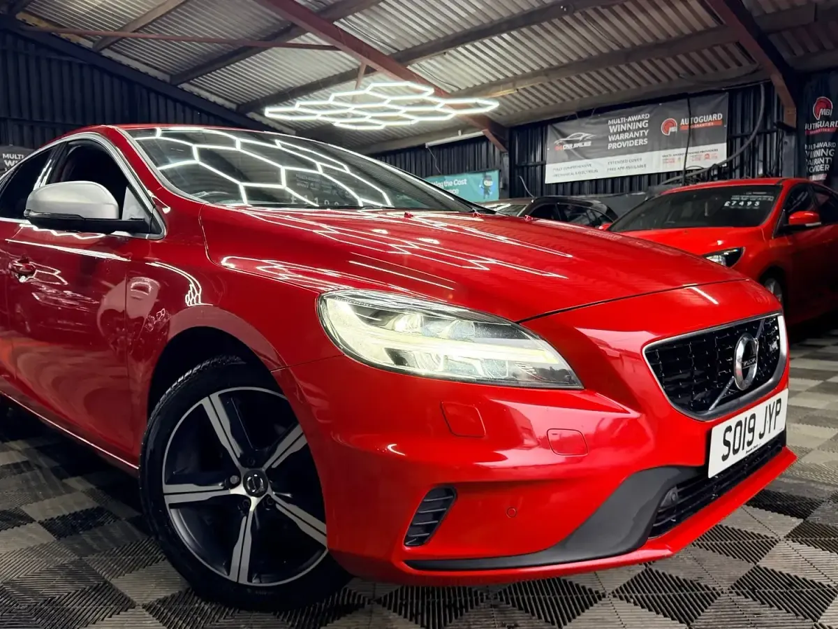 Used Volvo V40 R-Design 120 HP (88 kW) 2019 Red Hatchback