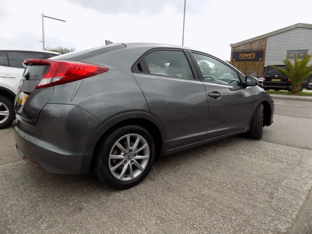 Begagnad Honda Civic EX 150 HK (110 kW) 2012 Grå Halvkombi
