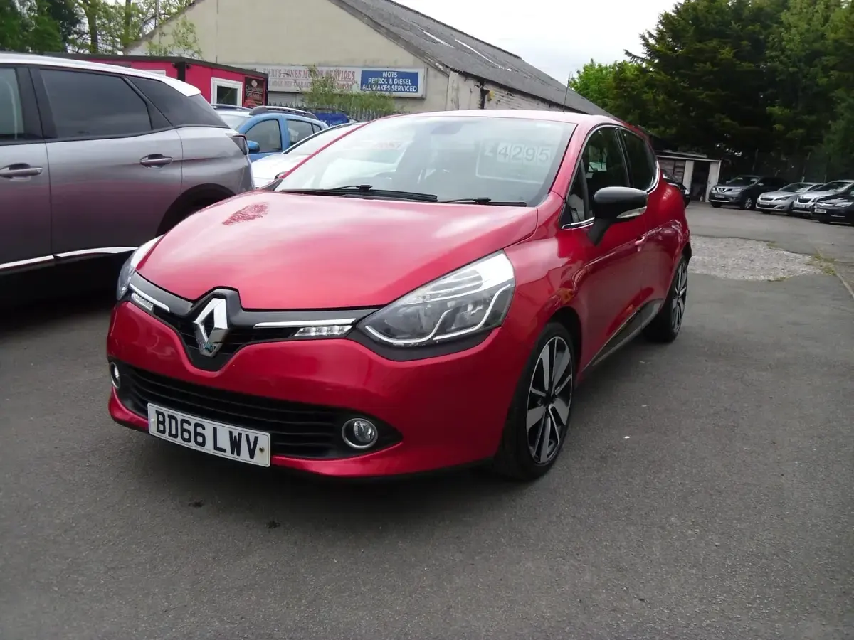 Used Renault Clio Dynamique 90 HP (66 kW) 2016 Red Hatchback