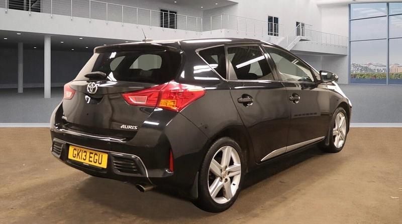 Used Toyota Auris 132 HP (97 kW) 2013 Black Hatchback