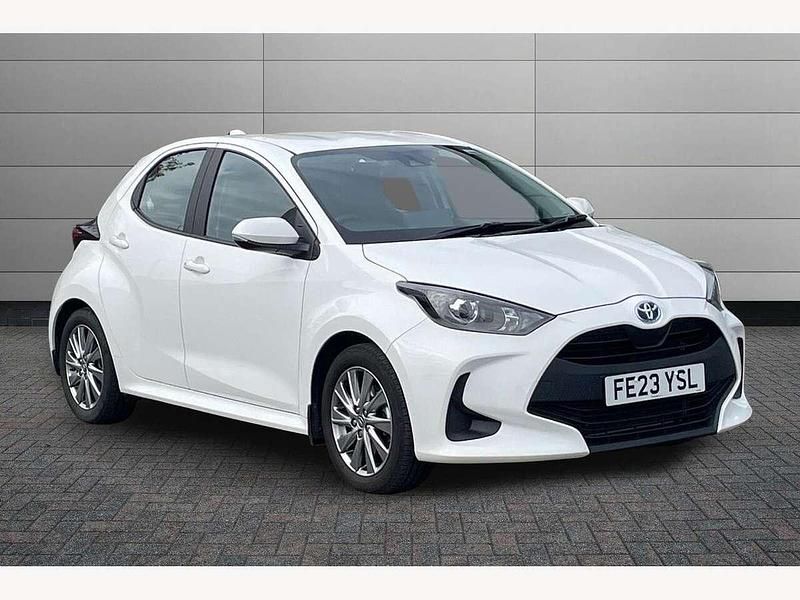 White Used 2023 Toyota Yaris Hybrid Hatchback | £16,999 (Good price) - Image 1/3