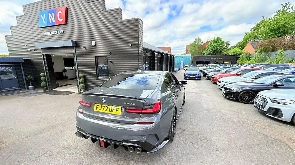 Begagnad BMW 330e M Sport 288 HK (211 kW) 2022 Grå Sedan