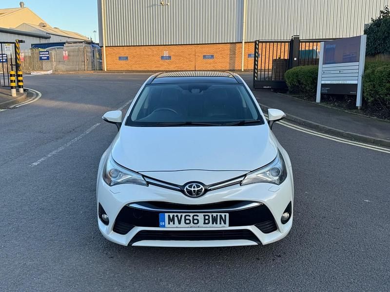 Used Toyota Avensis 143 HP (105 kW) 2016 White Estate