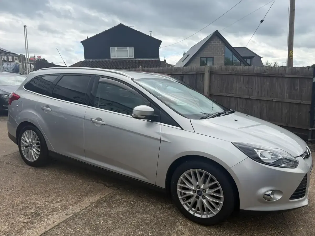 Used Ford Focus Zetec 125 HP (91 kW) 2011 Silver Estate