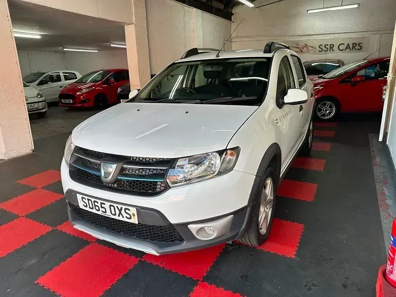 Used Dacia Sandero Lauréate 90 HP (66 kW) 2015 White Hatchback