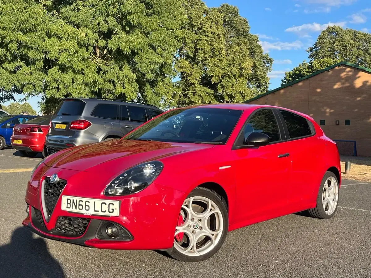 Used Alfa Romeo Giulietta Edizione Speciale 150 HP (110 kW) 2016 Red Hatchback