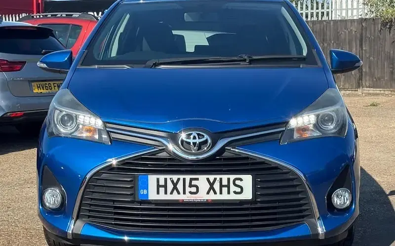 Used Toyota Yaris 99 HP (72 kW) 2015 Blue Hatchback