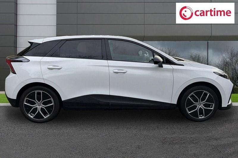 Used MG MG4 EV Trophy 63 kW (87 HP) 2023 White Hatchback