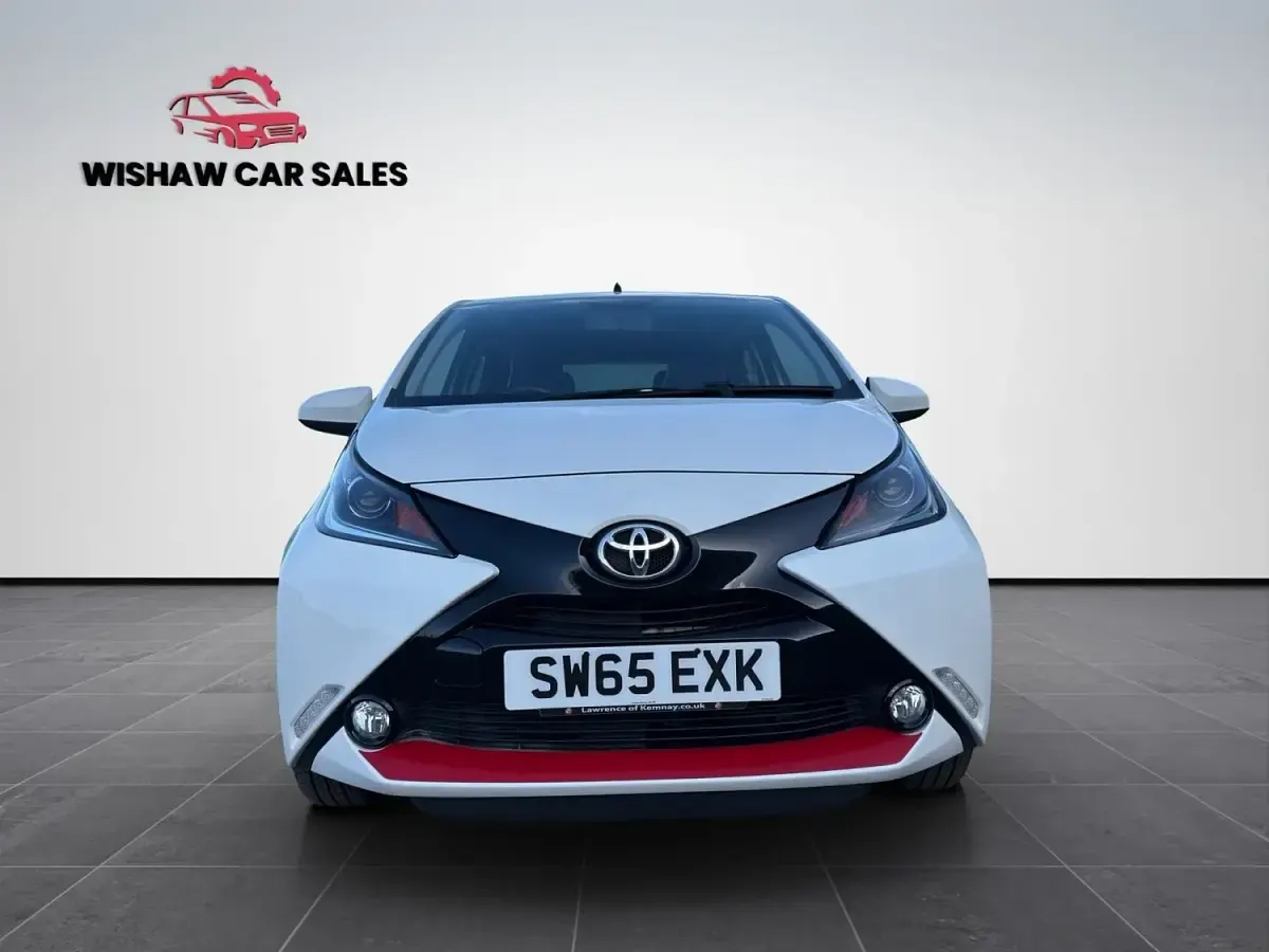 Used Toyota Aygo x-press 69 HP (50 kW) 2015 White Hatchback