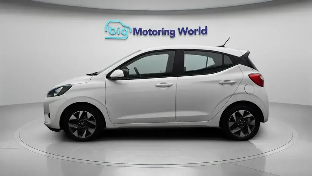 Used Hyundai i10 Advanced 63 HP (46 kW) 2024 White Hatchback
