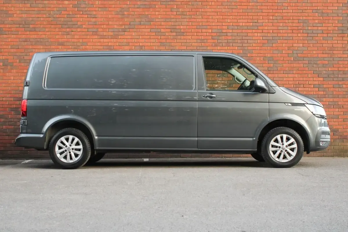 Usado VW Transporter Highline 2023 Gris Van