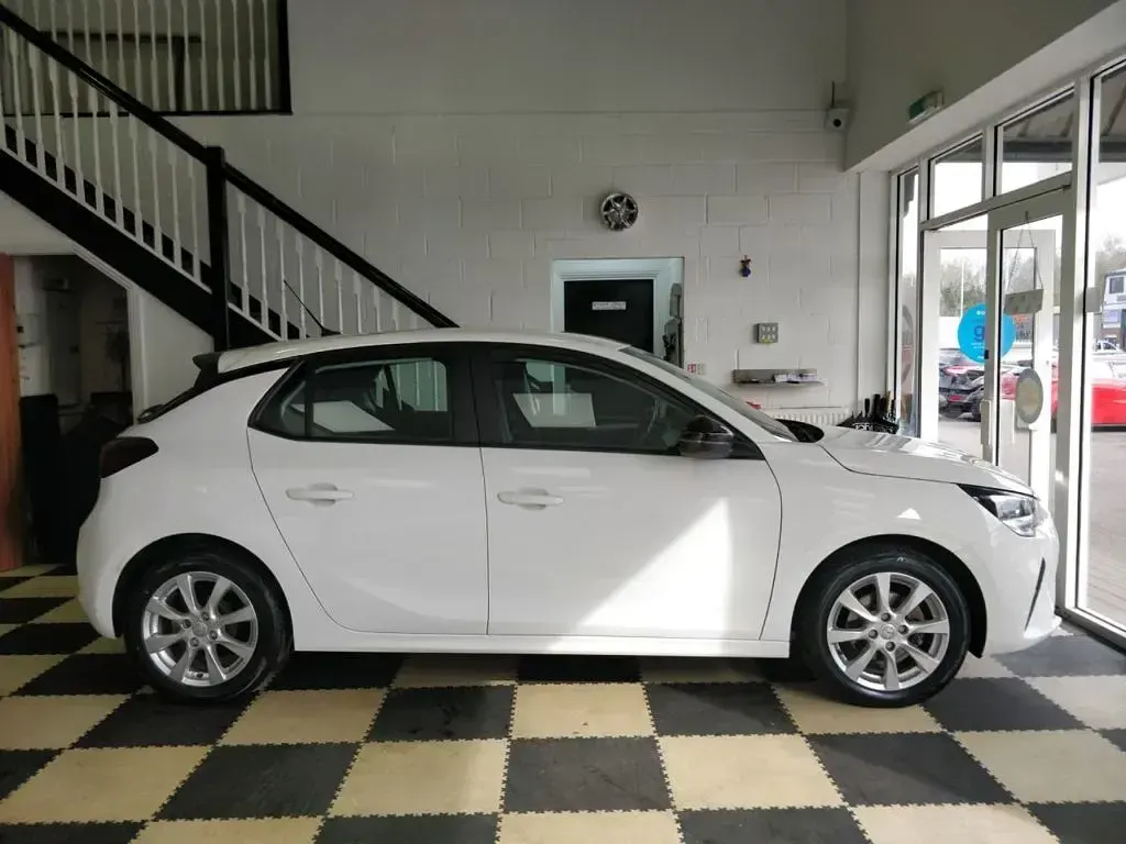 Used Vauxhall Corsa Design Edition 75 HP (55 kW) 2022 White Hatchback