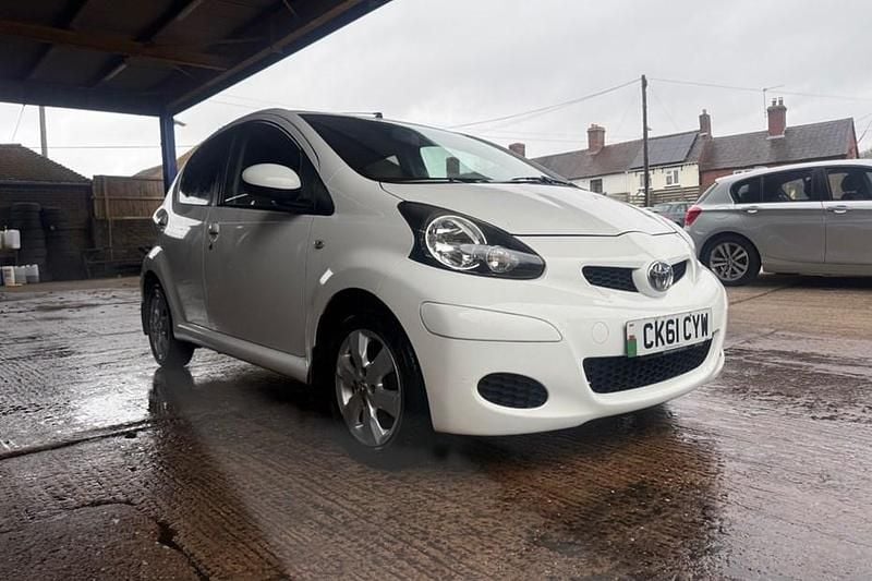 Used Toyota Aygo 68 HP (50 kW) 2011 White Hatchback