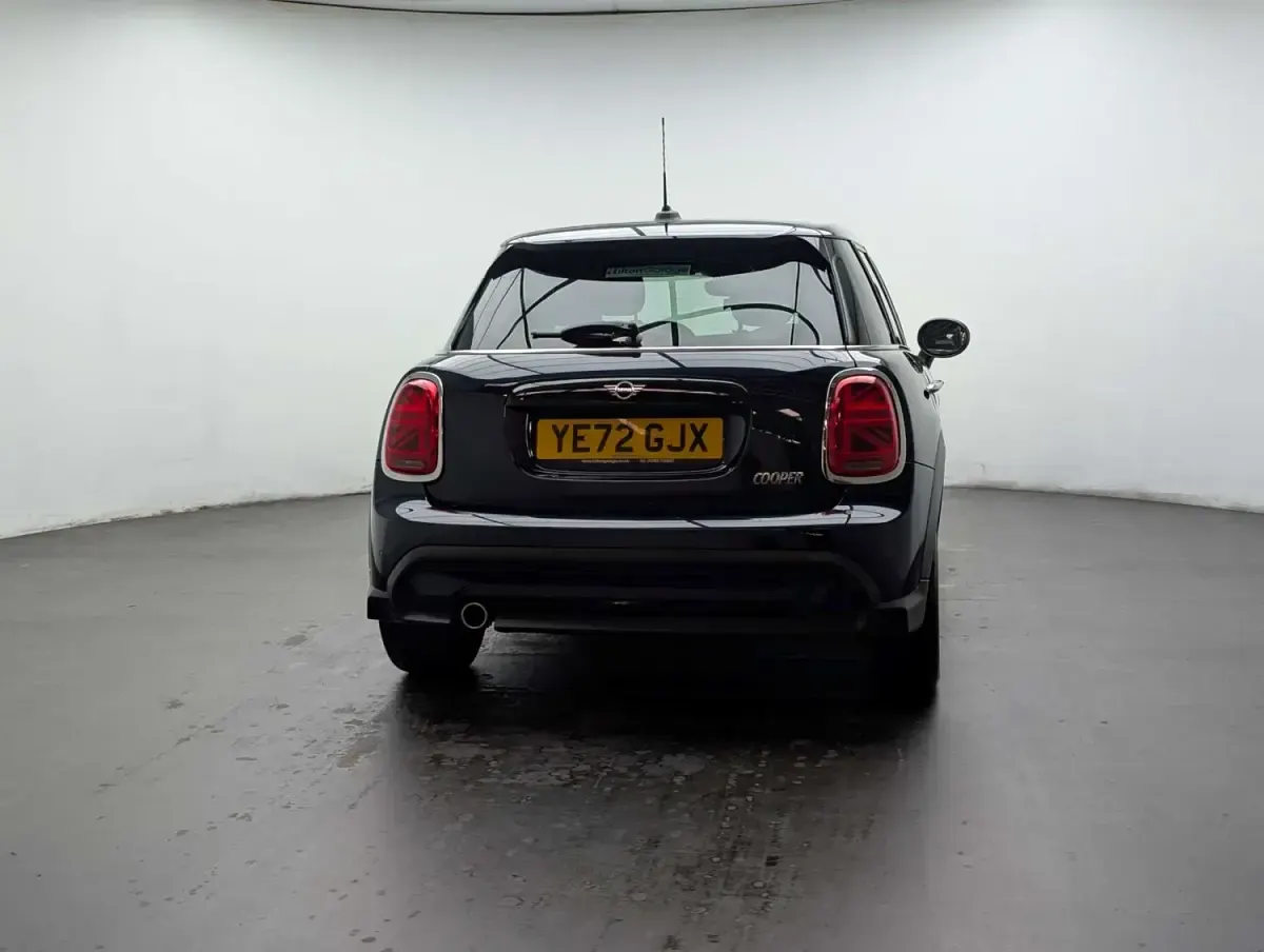 Begagnad Mini Cooper Exclusive 2022 Blå Halvkombi