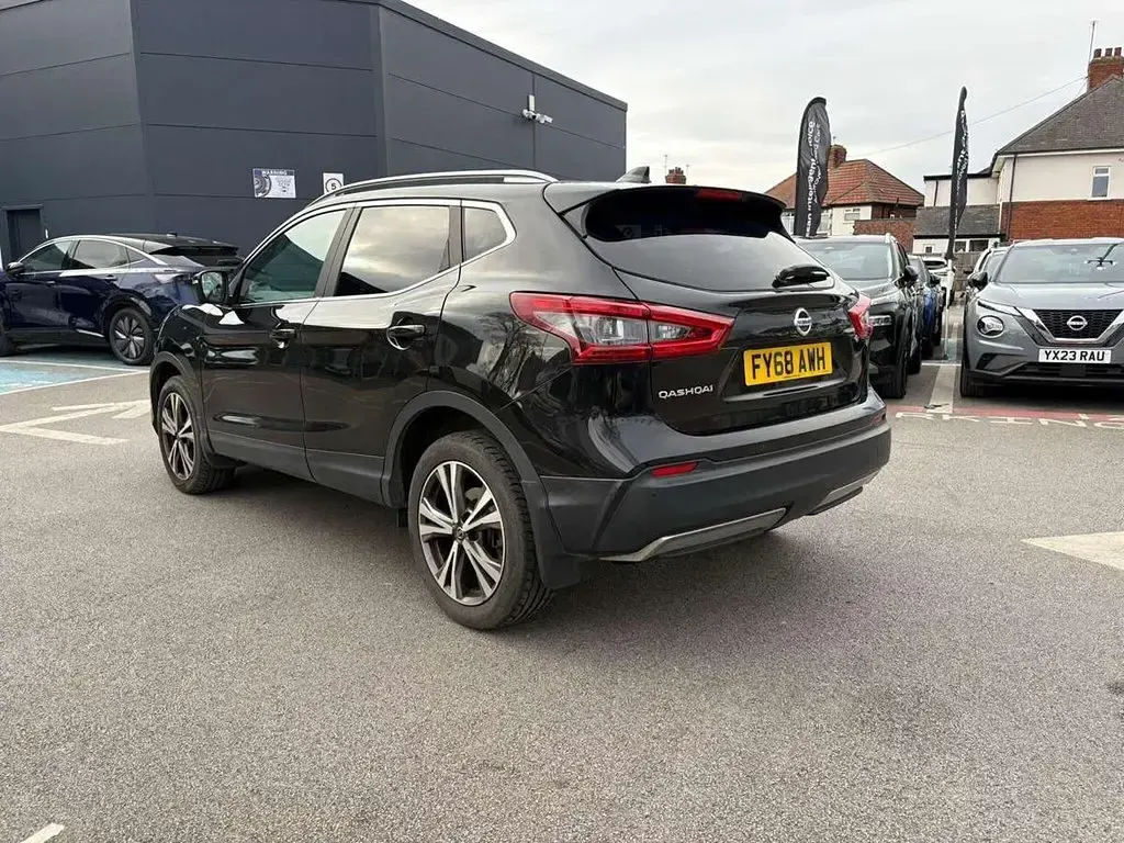 Used Nissan Qashqai N-Connecta 115 HP (84 kW) 2018 Black SUV