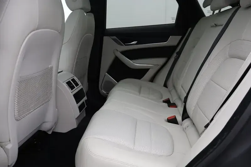 Second-hand Jaguar F-Pace R-Dynamic 404 CP (297 kW) 2022 Negru SUV