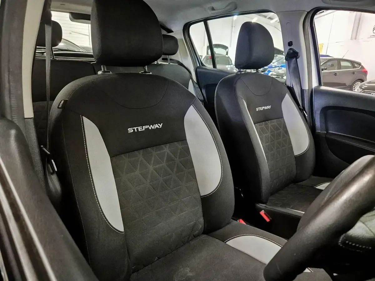 Used Dacia Sandero Lauréate 2014 White Hatchback