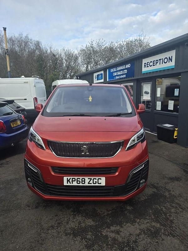 Used Peugeot Traveller Allure 180 HP (132 kW) 2018 Red MPV