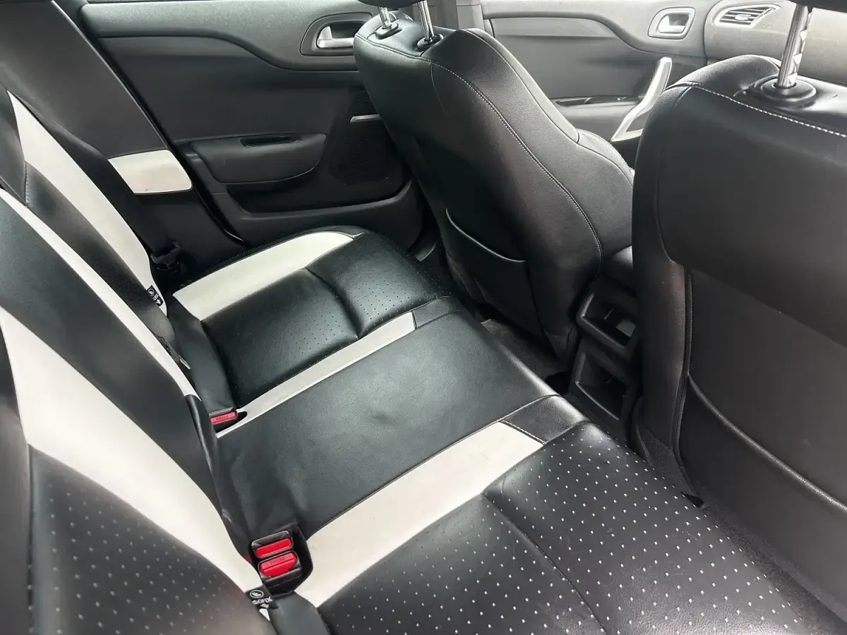 Used DS Automobiles DS4 Prestige 130 HP (95 kW) 2016 White Hatchback