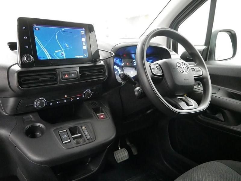 Used Toyota Proace 50 kW (68 HP) 2023 White MPV