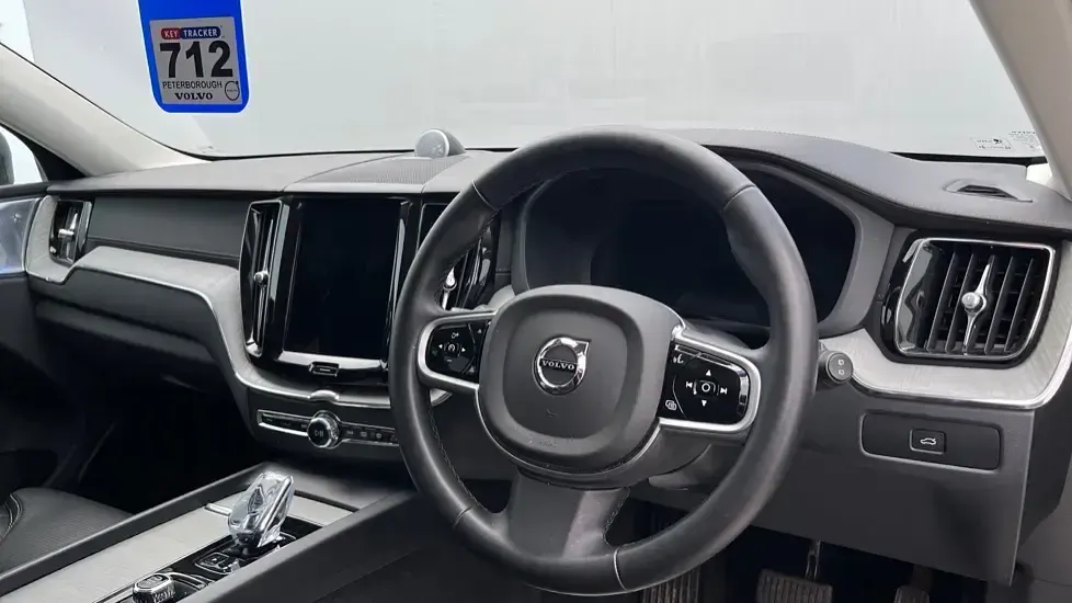 Used Volvo XC60 Ultra 250 HP (183 kW) 2025 Silver SUV