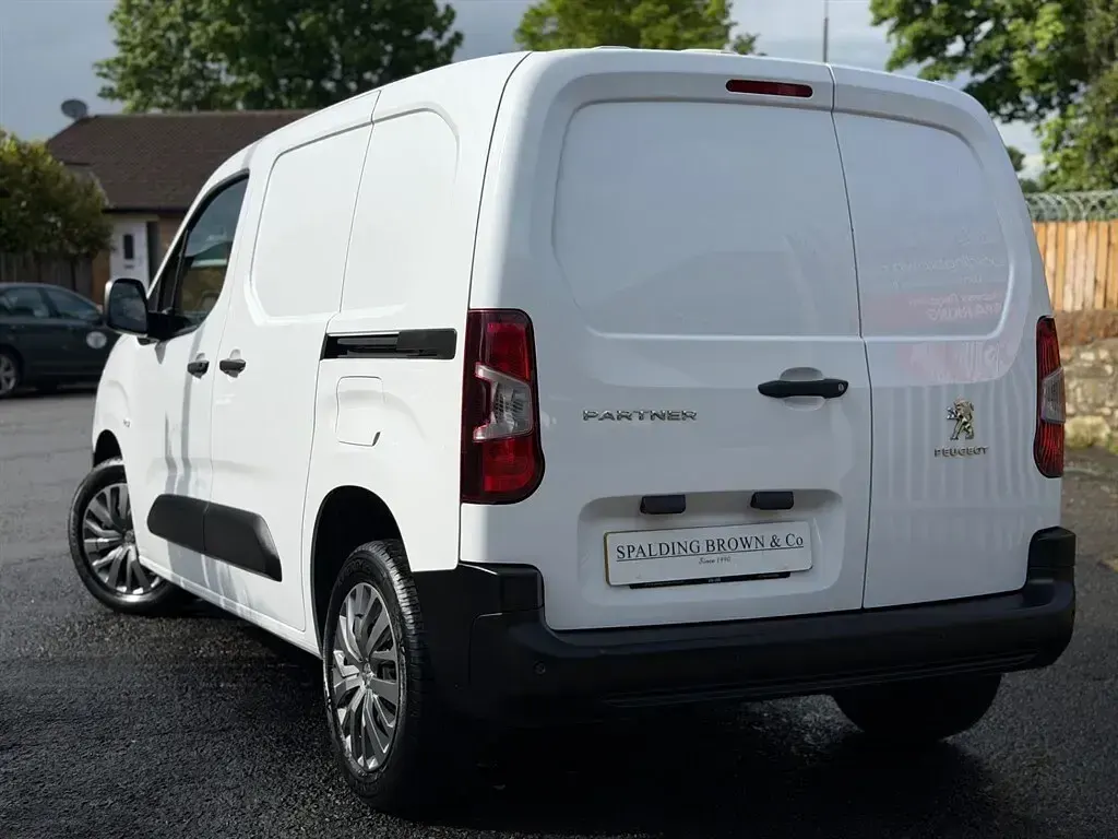 Used Peugeot Partner Premium 100 HP (73 kW) 2022 White MPV