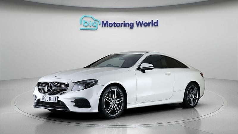 Begagnad Mercedes E220 AMG line 194 HK (142 kW) 2020 Vit Sportkupé