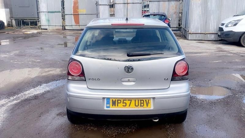 Begagnad VW Polo S 2007 Silver Halvkombi