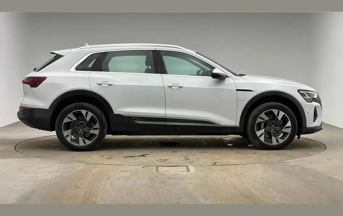 Usado Audi Q8 e-tron Sport 250 kW (340 HP) 2023 Branco SUV