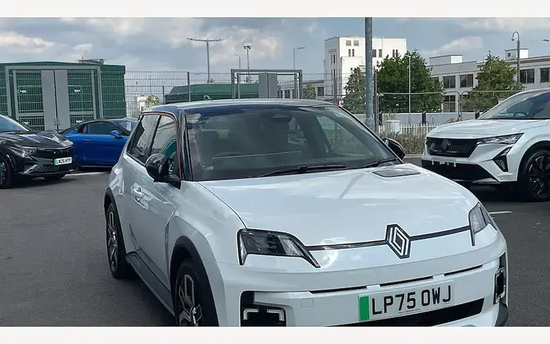 Used Renault 5 E-Tech Komfort 110 kW (150 HP) 2026 Hatchback