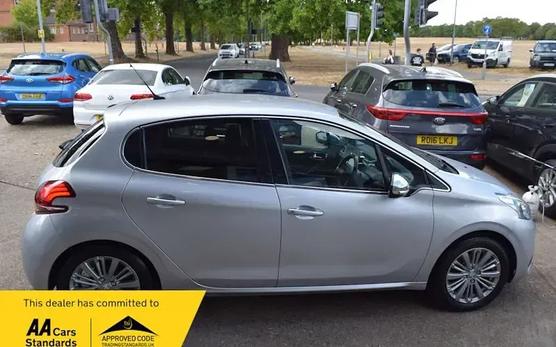 Used Peugeot 208 Allure 82 HP (60 kW) 2017 Silver Hatchback