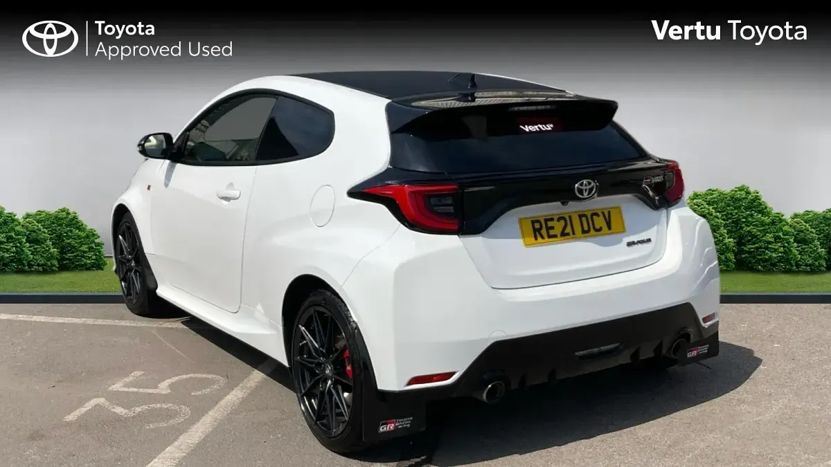 Used Toyota Yaris 257 HP (189 kW) 2021 White Hatchback