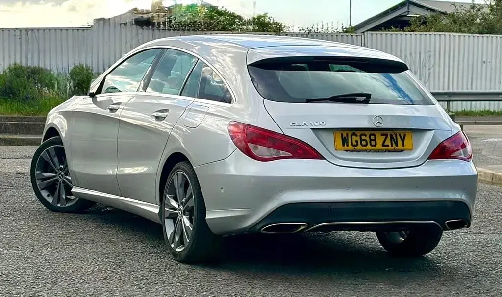 Usado Mercedes CLA180 Shooting Brake 122 HP (89 kW) 2018 Prateado Carrinha