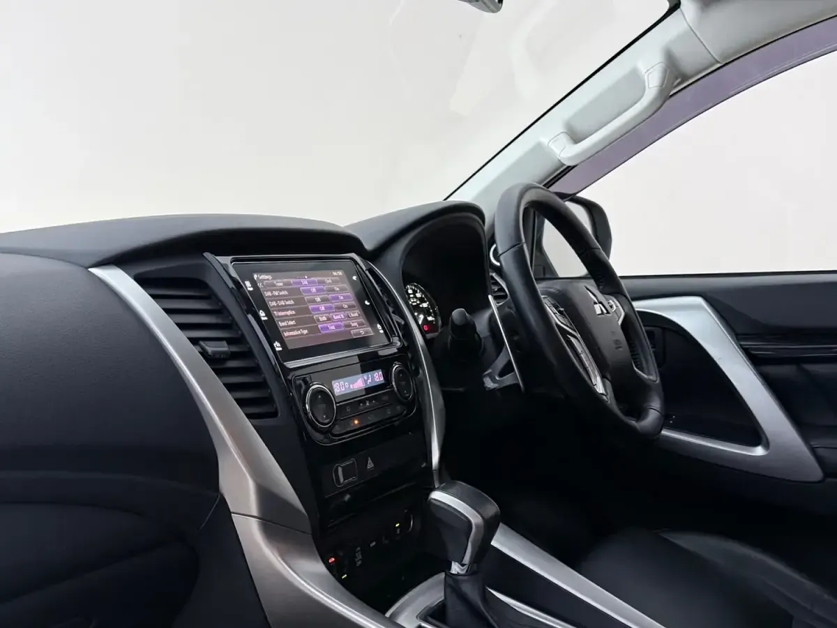 Used Mitsubishi Shogun 2018 White SUV