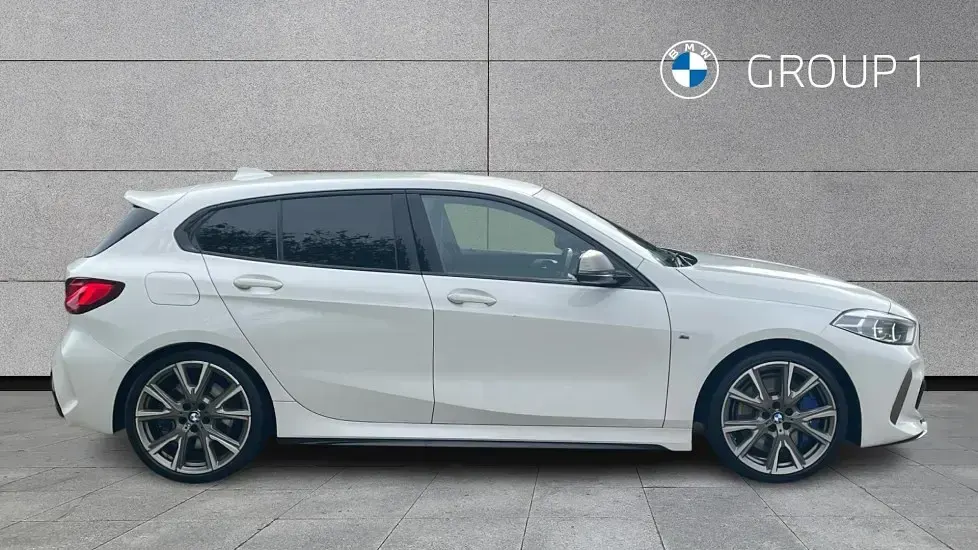 Begagnad BMW M135 Shadowline 302 HK (222 kW) 2022 Vit Halvkombi