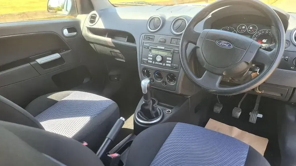 Used Ford Fusion Zetec 68 HP (50 kW) 2011 Silver Hatchback