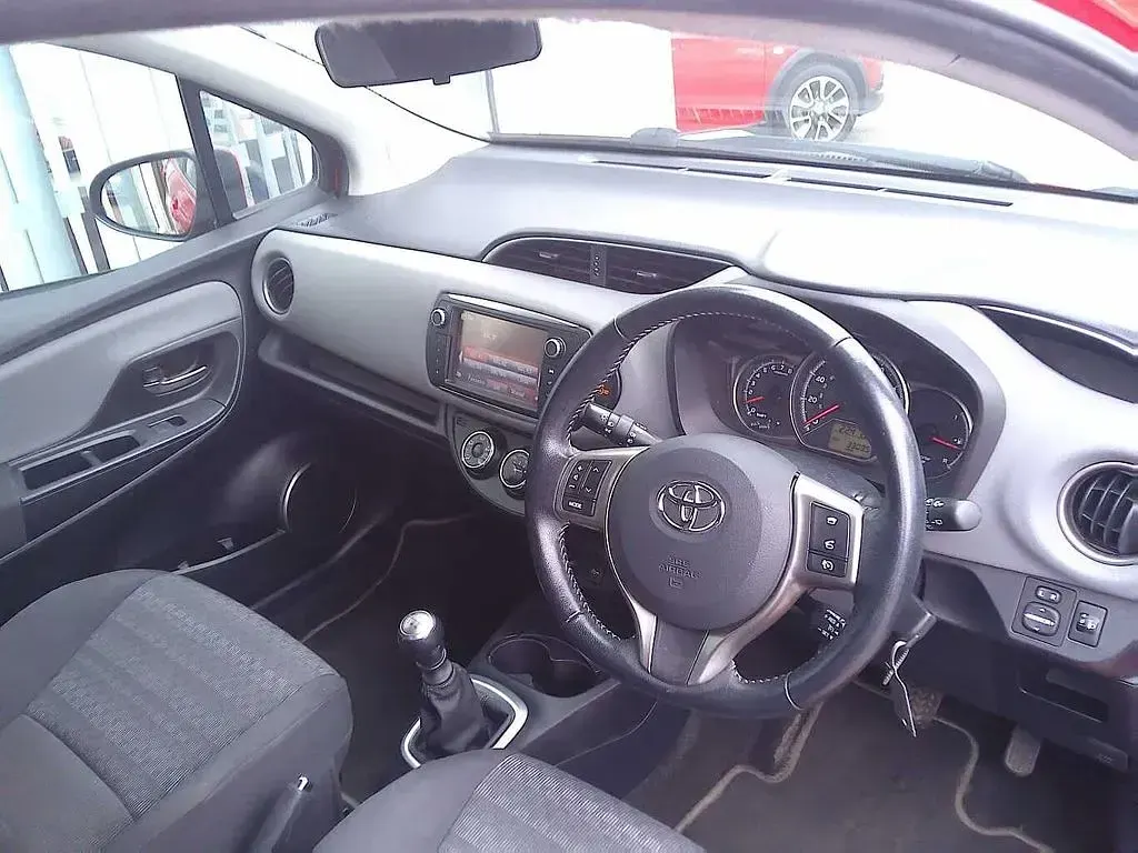 Used Toyota Yaris 99 HP (72 kW) 2017 Red bitone Hatchback