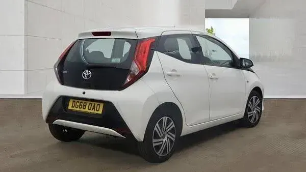 Used Toyota Aygo X-play 2018 White Hatchback