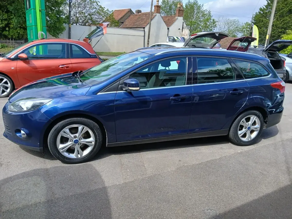 Used Ford Focus Zetec 125 HP (91 kW) 2012 Blue Estate