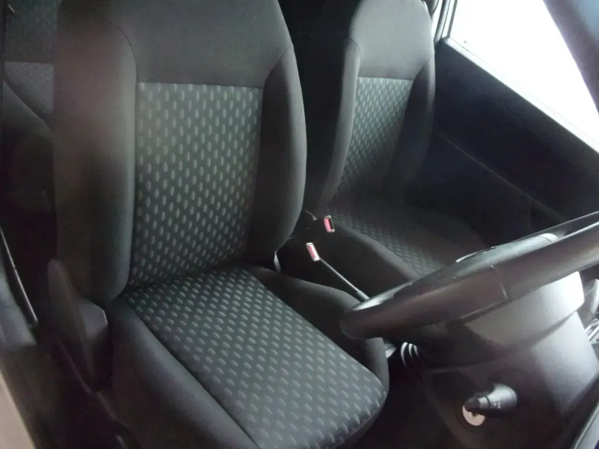 Usado Ford Fiesta Zetec 80 CV (58 kW) 2004 Plateado Utilitario