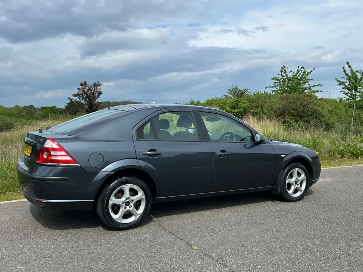 Usado Ford Mondeo 2007 Cinzento Citadino