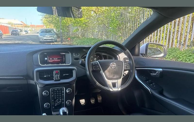 Used Volvo V40 R-Design 190 HP (139 kW) 2018 Silver Hatchback