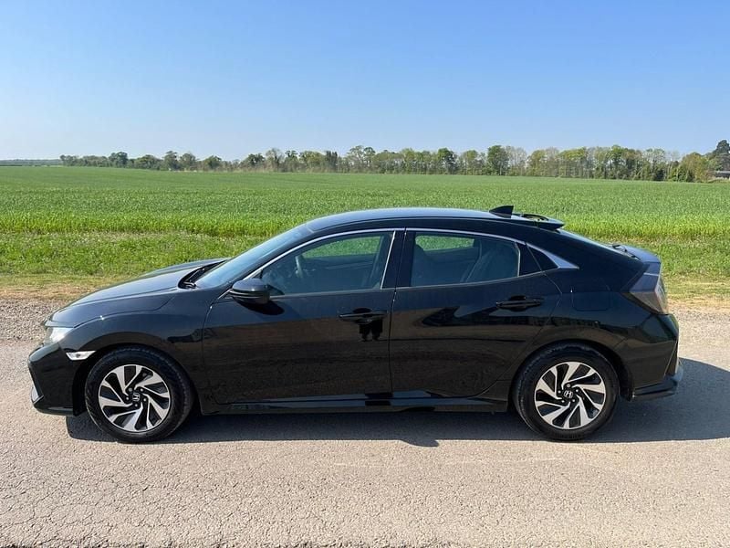 Begagnad Honda Civic SE 2017 Svart Halvkombi